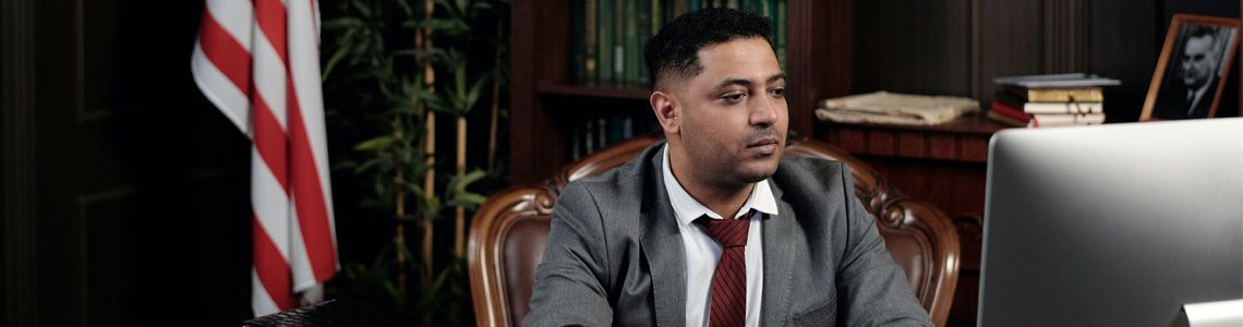Man doet ESTA spoedaanvraag op computer